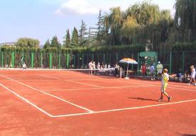 Открытый теннисный корт  на территории комплекса.