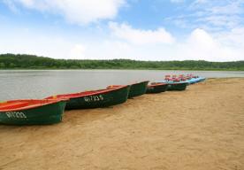 Лодки и катамараны на озере