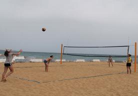 Волейбольная площадка на пляже.